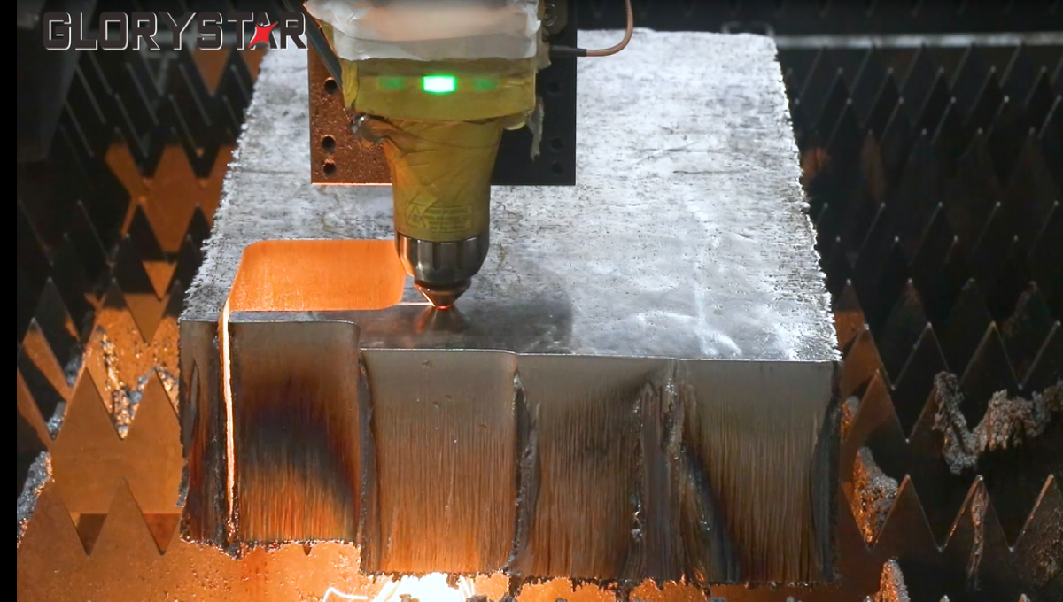 激光切割機(jī)中光纖心鏡、準(zhǔn)直鏡、聚焦鏡的關(guān)系